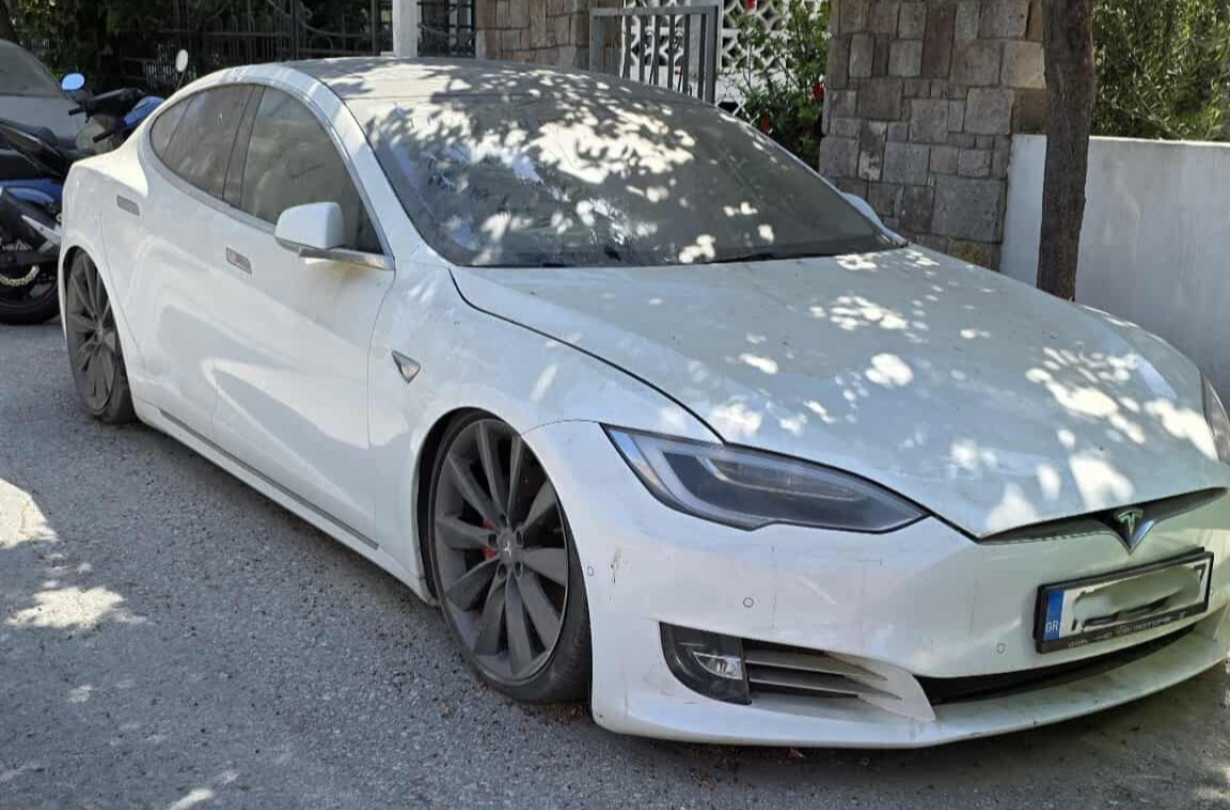 Και να τώρα που ένα Model S βρίσκεται εγκαταλελειμένο στην Κω. Model S