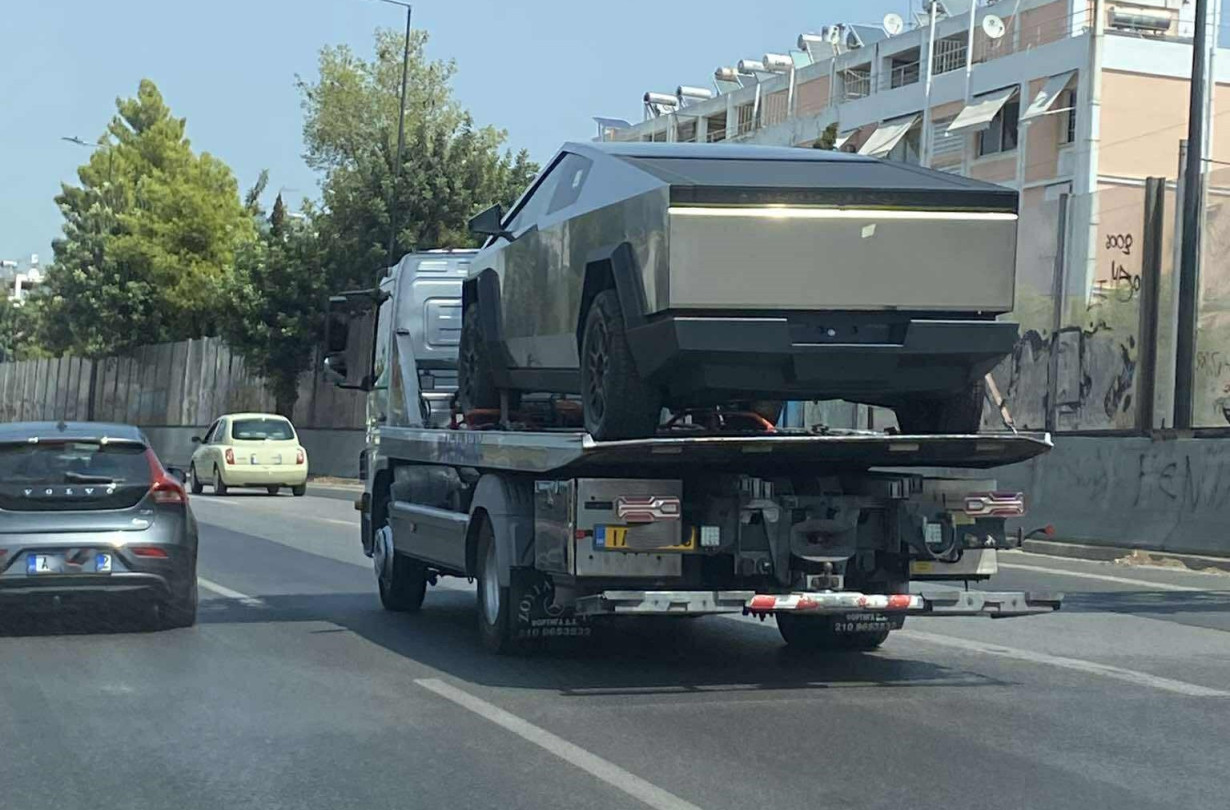 Το γεγονός ότι το Cybertruck δεν μπορεί να πουληθεί επίσημα στην Ευρώπη κάνει πιο φαντασμαγορική κάθε του εμφάνιση. Tesla Cybertruck