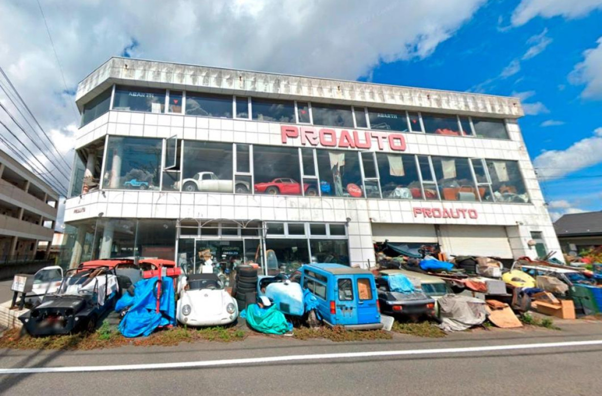 Μια εγκαταλελειμμένη αντιπροσωπεία που μοιάζει με μουσείο -κι ένας αινιγματικός ιδιοκτήτης που δεν δείχνει πρόθυμος να αποχωριστεί το παρελθόν του... Ιαπωνία Urbex ProAuto