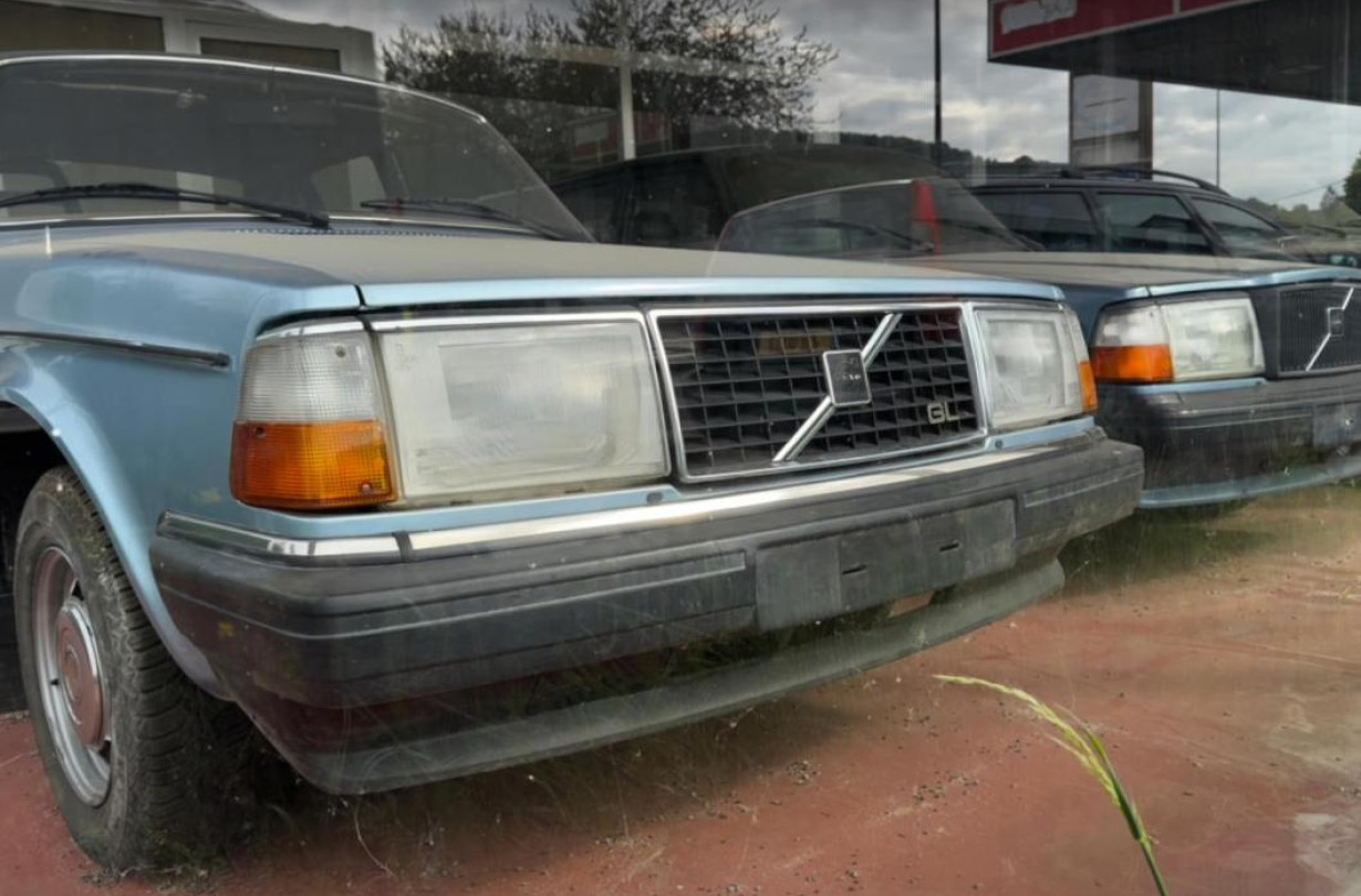 Αυτά τα Volvo, που κάποτε καλογυαλισμένα περίμεναν ιδιοκτήτη, πλέον είναι καταδικασμένα να μένουν εκεί, ως κομμάτια ενός «μουσείου» που δημιουργήθηκε χωρίς πρόθεση. Volvo