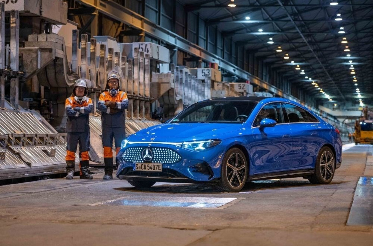 Η συνεργασία Mercedes-Benz και Norsk Hydro δείχνει πώς οι premium κατασκευαστές είναι διατεθειμένοι να πληρώσουν περισσότερο για πρώτες ύλες με χαμηλότερες εκπομπές για να ενισχύσουν το οικολογικό τους προφίλ. 2026 Mercedes-Benz CLA