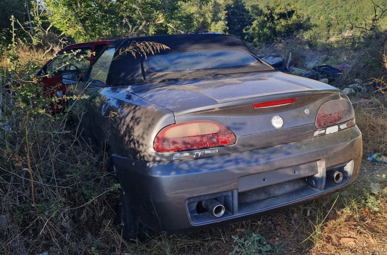 Και τώρα, έχει αφεθεί να σαπίζει στα ορεινά χωριά που περιβάλλουν το Ληξούρι της Κεφαλονιάς. Πόσο κρίμα... MG TF 160