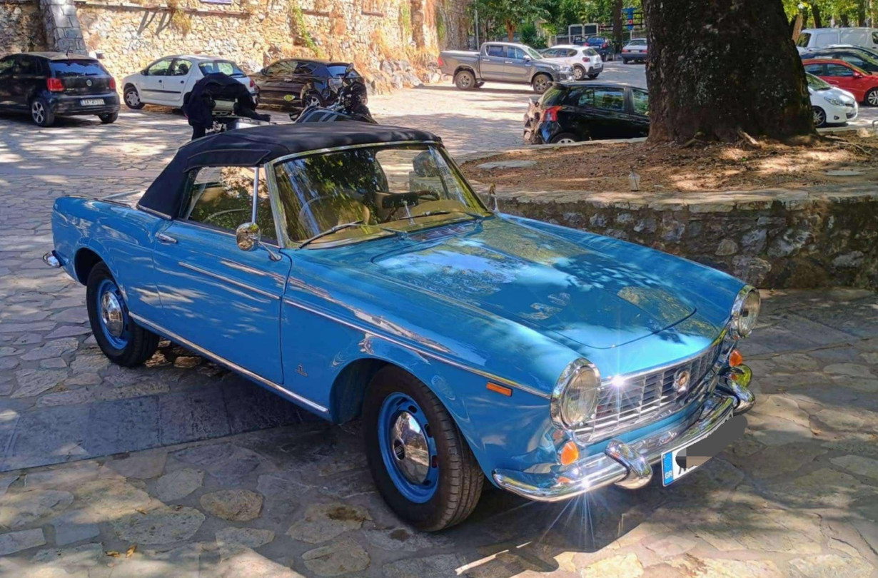 Κοίτα πόσο ταιριαστό είναι το ιταλικό ξεσκέπαστο με τα πλατάνια στις Πηγές Κρύας στη Λιβαδειά. FIAT 1500 Spider