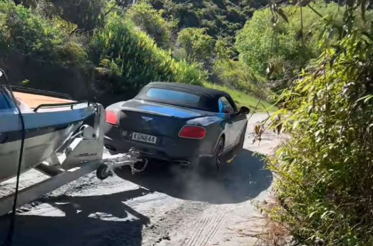 Bentley Continental GTC, κοτσαδόρος και τρέιλερ με βάρκα! Πάρε μάστορα ένα πιο κατάλληλο αυτοκίνητο! Λεφτά υπάρχουν -απ' ό,τι φαίνεται. Bentley Continental GTC