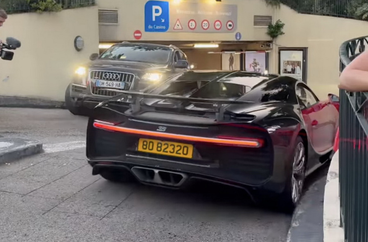 Μια στιγμή απροσεξίας με μια Bugatti Chiron μπορεί να πονέσει πολύ περισσότερο από το απλό γδάρσιμο που θα πάθαινε ένα «ταπεινό» καθημερινό αυτοκίνητο... Bugatti Chiron