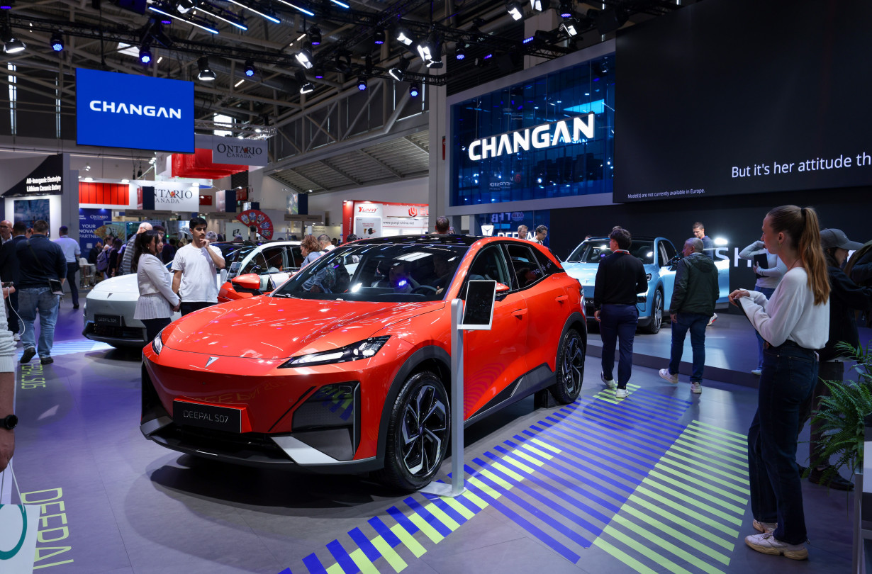 Στην Ελλάδα η Changan εκπροσωπείται από τον Όμιλο Βασιλάκη και η πρεμιέρα στην ελληνική αγορά έχει προγραμματιστεί για τις αρχές Οκτωβρίου Changan IAA 2025