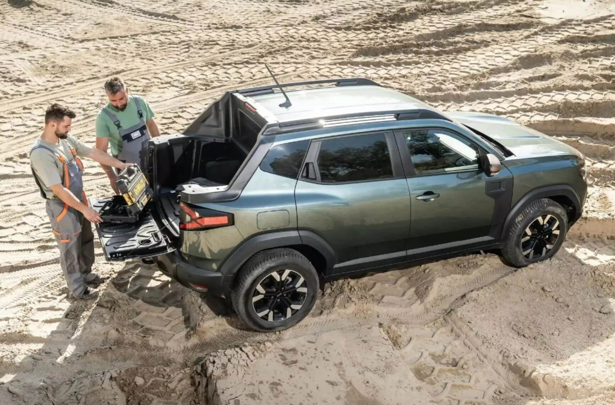 Το νέο Dacia Duster Pick-Up διατηρεί τη διαμόρφωση διπλής καμπίνας, η οποία αναγκαστικά περιορίζει τον χώρο φόρτωσης. Dacia Duster
