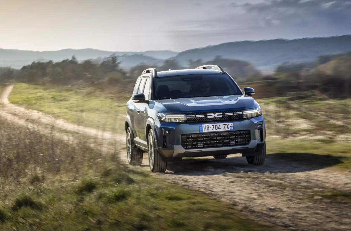 Το Dacia Bigster αποτελεί την καλύτερη απόδειξη ότι η Dacia εξελίσσεται μαζί με το κοινό της, χωρίς όμως να ξεχνά τις αξίες που την έκαναν αγαπητή: προσιτές τιμές, έξυπνες λύσεις και γνήσια αυτοκινητική ουσία Dacia Bigster