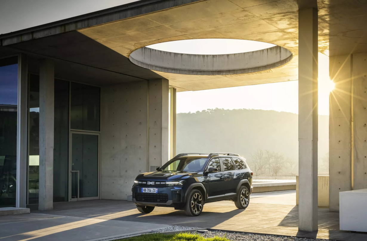 To Dacia Bigster προσφέρει κορυφαία ευρυχωρία, πρακτικότητα και σύγχρονη τεχνολογία, ενώ ταυτόχρονα παραμένει πιστό στην παραδοσιακή φιλοσοφία της μάρκας: αξία χωρίς συμβιβασμούς Dacia Bigster