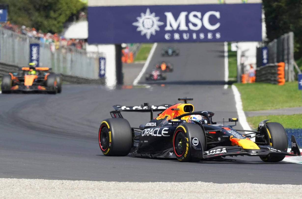 Στη Monza ο Verstappen ήταν κυριαρχικός, πανηγυρίζοντας την 66η νίκη της καριέρας του και την τρίτη τα τελευταία τέσσερα χρόνια στον ναό της ταχύτητας Monza GP Verstappen