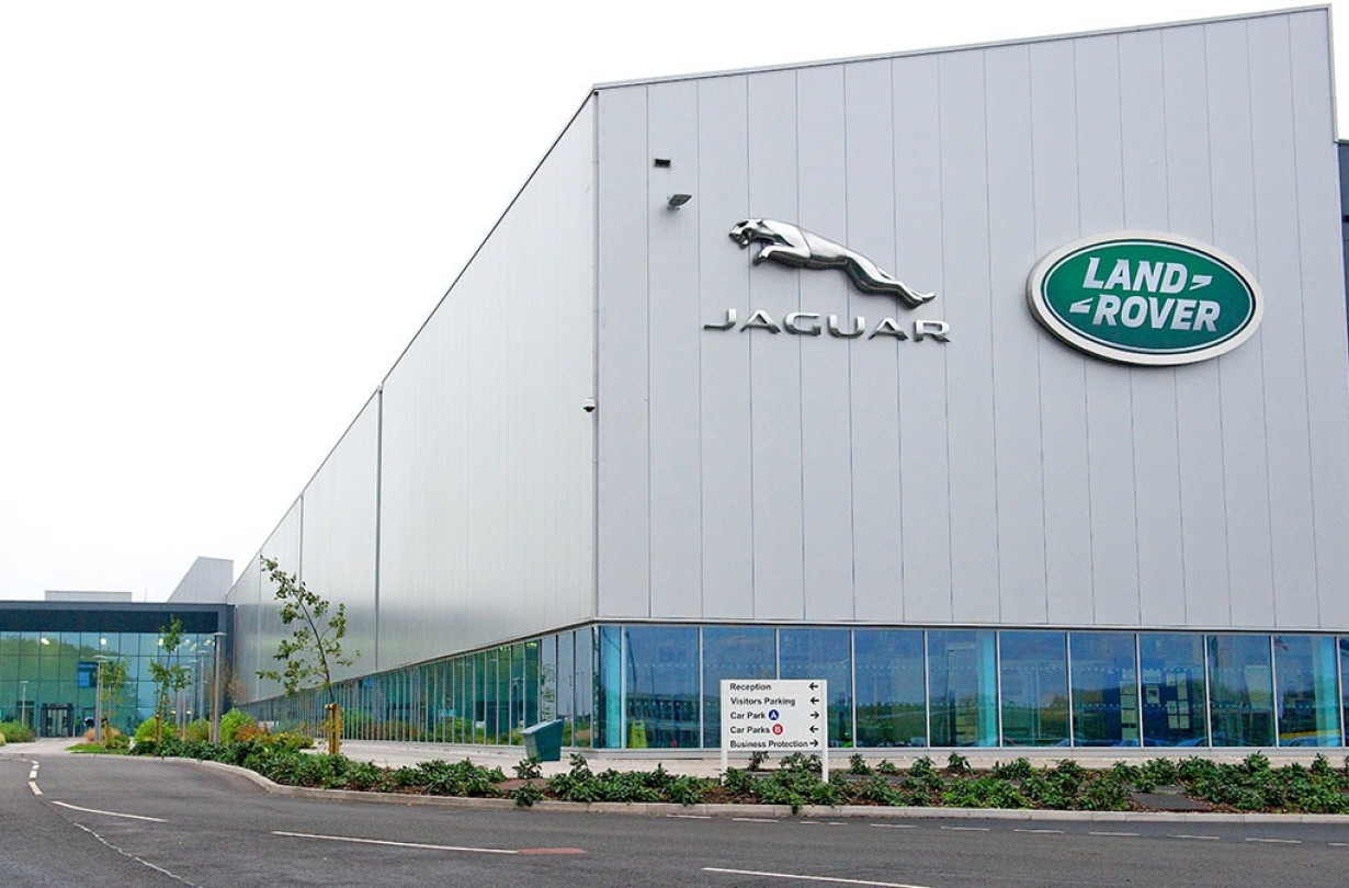 Η Jaguar Land Rover τονίζει ότι συνεχίζει την έρευνα με τη βοήθεια ειδικών και συνεργάζεται με τις αρχές, ζητώντας συγγνώμη για την αναστάτωση που έχει προκαλέσει σε πελάτες και συνεργάτες. Jaguar Land-Rover