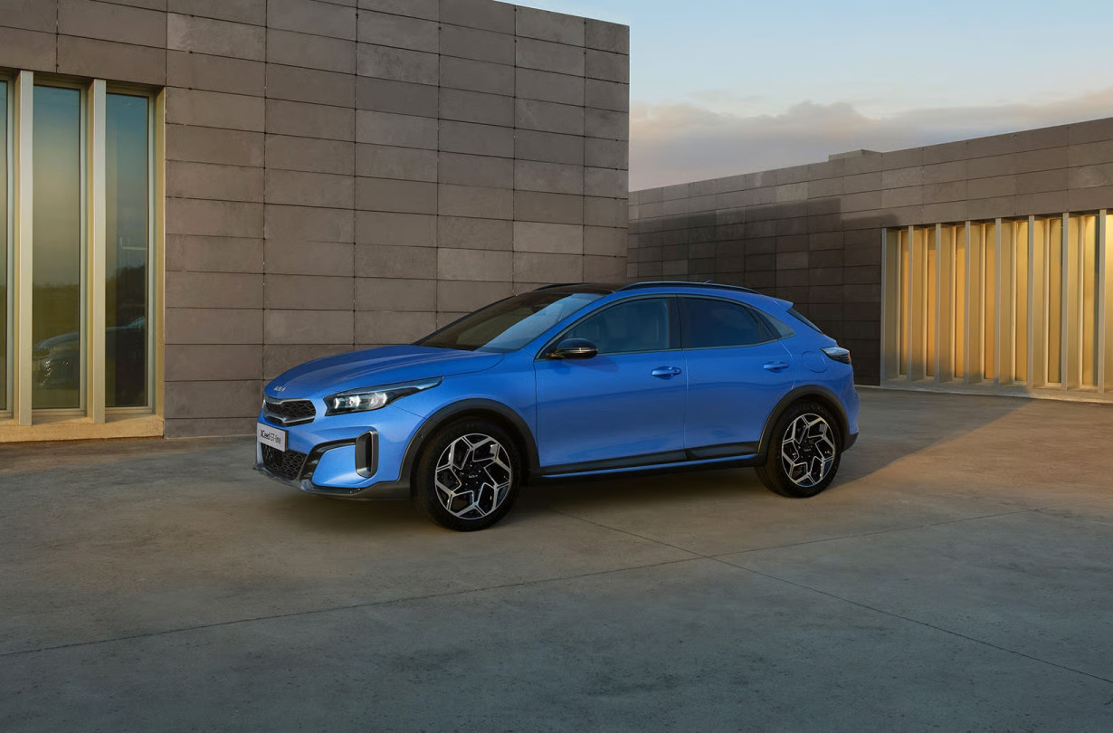 To ανανεωμένο Kia XCeed τόσο με το χειροκίνητο όσο και με το αυτόματο κιβώτιο ξεκινά από €24.690 στην έκδοση Premium με τους 115 ίππους Kia XCeed