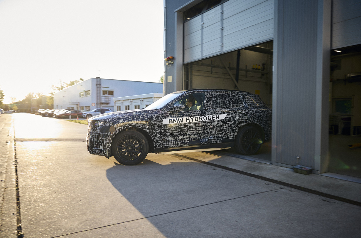 Η νέα BMW iX5 Hydrogen αποδεικνύει ότι το υδρογόνο είναι ένας βασικός πυλώνας για το μέλλον της βιώσιμης κινητικότητας. BMW iX5 Hydrogen