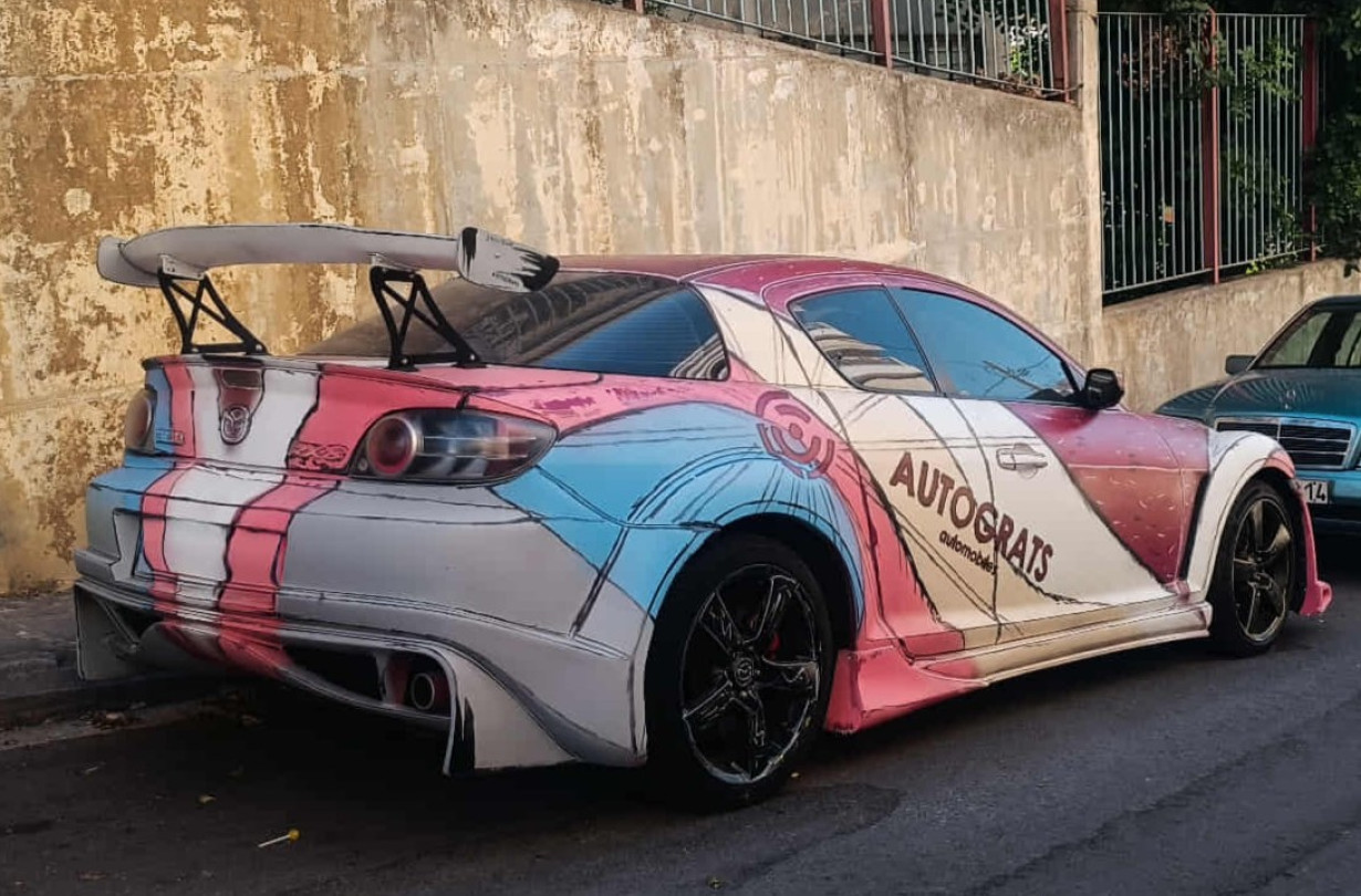 Αντικρίζεις το συγκεκριμένο Mazda RX-8 και στην αρχή απορείς για το αν όλο αυτό έγινε ηθελημένα: Η απάντηση είναι απολύτως καταφατική. marker style