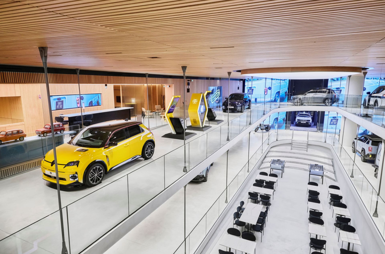 Το «le défilé renault the carwalk» είναι μια εμπειρία, ένα μοναδικό πολιτιστικό hub που περιλαμβάνει εκθεσιακό χώρο, μπουτίκ και εστιατόριο Renault