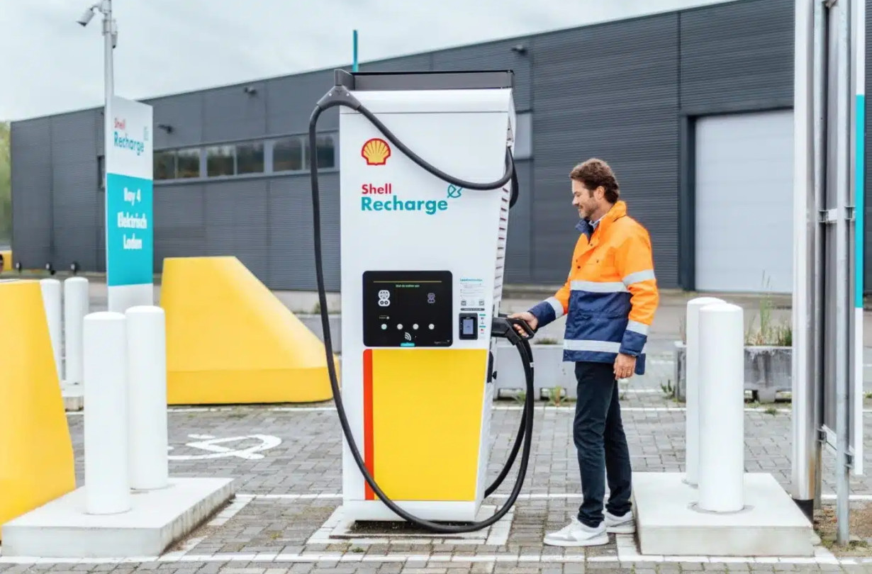 Η Shell υπόσχεται σταθερή και χαμηλή τιμολόγηση σε όλο το δίκτυο -στρατηγικό πλεονέκτημα για όσους διαχειρίζονται ηλεκτρικά φορτηγά, όπου το λειτουργικό κόστος παραμένει κρίσιμο. Shell
