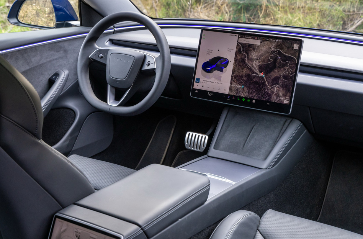 Με αυτή την εξέλιξη, η Tesla επιχειρεί να εξουδετερώσει έναν γνωστό κίνδυνο ασφαλείας, που πλέον βρίσκεται υπό στενή παρακολούθηση από τις αμερικανικές αρχές Tesla
