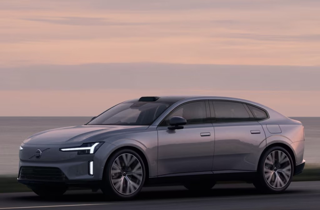 Οι πρώτες παραδόσεις του Volvo ES90 στην Ευρώπη θα ξεκινήσουν αργότερα μέσα στο έτος. Στην Ελλάδα θα είναι διαθέσιμο μόνο κατόπιν παραγγελίας Volvo ES90