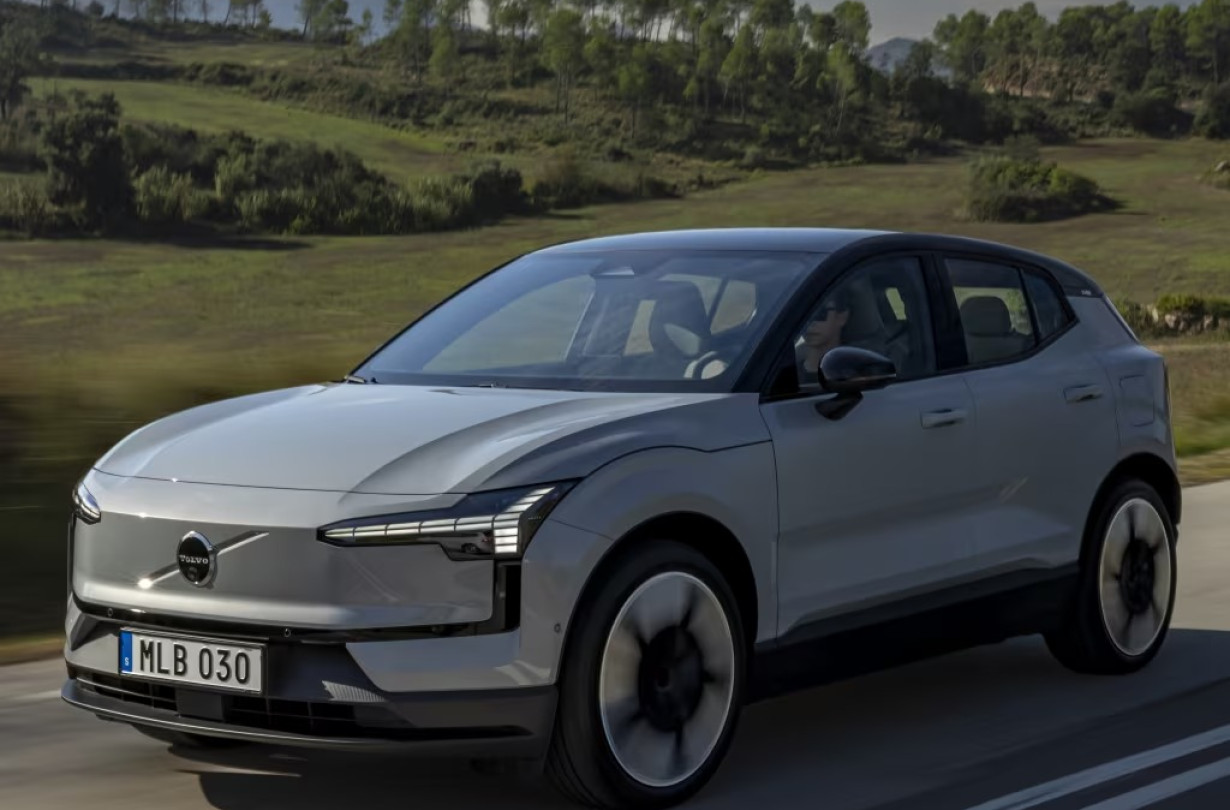 Το Volvo EX30 ένα από τα δημοφιλέστερα premium ηλεκτρικά B-SUV της ελληνικής αγοράς ξεκινά από €29.900 Volvo EX30