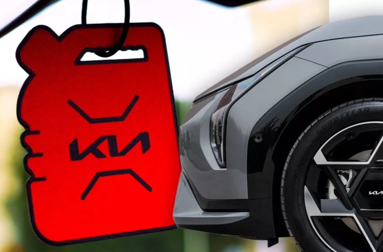 Η Kia σκέφτηκε το εξής έξυπνο σλόγκαν: «Σας λείπει η μυρωδιά της βενζίνης και του πρατηρίου όσο φορτίζετε; Έχουμε τη λύση για τα συμπτώματα στέρησης». Kia