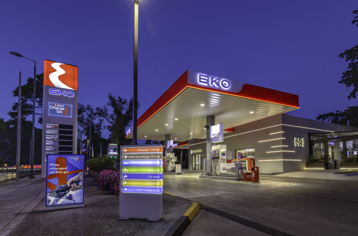 Το νέο ΕΚΟ Flagship στην Κηφισιά Είναι ένας σύγχρονος κόμβος κινητικότητας, σχεδιασμένος να προσφέρει μια ολοκληρωμένη, premium εμπειρία πελάτη που συνδυάζει καινοτομία, προσβασιμότητα και βιωσιμότητα ΕΚΟ Flagship