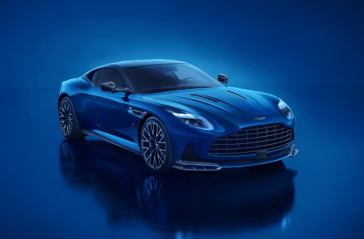 Η Aston Martin DB12 S θα διατεθεί τόσο ως κουπέ όσο και ως Volante (κάμπριο), με τις παραδόσεις να ξεκινούν στις αρχές του 2026. Aston Martin DB12 S