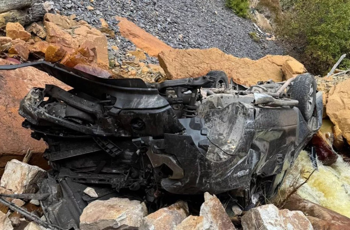 Πράγματι, το αμερικανικό pick-up κατρακύλησε στην πλαγιά από ύψος σχεδόν 90 μέτρων, στο φαράγγι του ποταμού Uncompahgre, στην ίδια ορεινή διαδρομή που πολλοί γνωρίζουν ως Million Dollar Highway. Ford F-150
