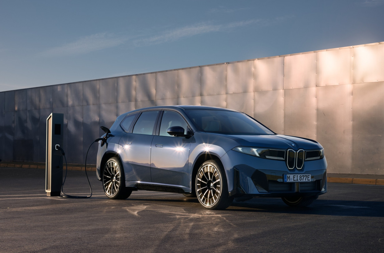 Η νέα BMW iX3 είναι διαθέσιμη στην ελληνική αγορά, ξεκινώντας από €69.950, χωρίς να περιλαμβάνεται η κρατική επιδότηση BMW iX3