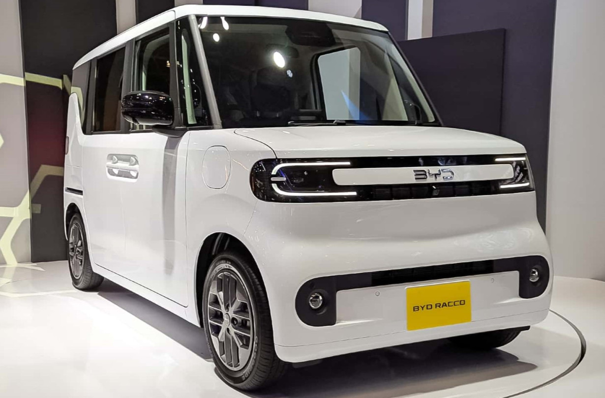 Φέρει LED φωτιστικά σώματα σε σχήμα C και στα δύο άκρα και πατά σε ζάντες αλουμινίου 15 ιντσών. Επιπλέον, διαθέτει δισκόφρενα και στους τέσσερις τροχούς. BYD Racco: