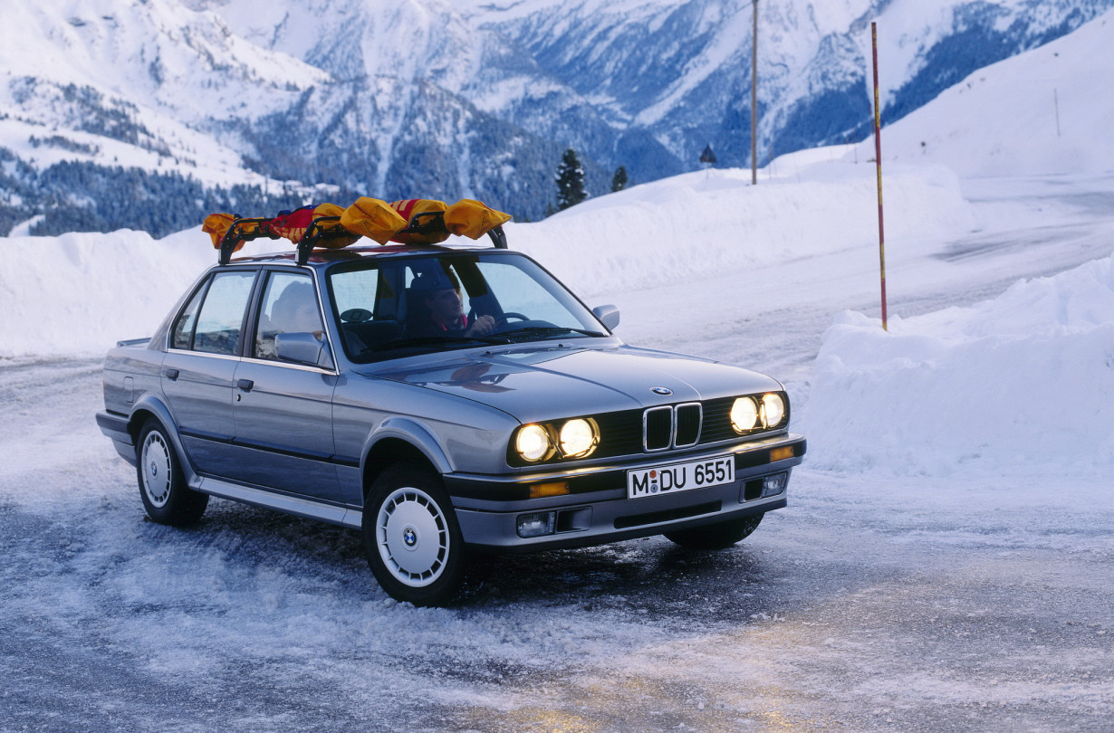 Η BMW 325i Allrad -325iX αργότερα- απευθυνόταν σε εκείνο το ειδικό κοινό που ήθελε με την Ε30 του να κινείται με σιγουριά παρά να «καίει λάστιχο», μένοντας όμως πιστό στην BMW και στην οδηγική εικόνα της. BMW 325i Allrad