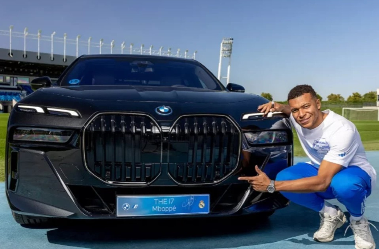 Ωστόσο, παρά το γεγονός ότι ο Kylian Mbappé κατέχει έναν εντυπωσιακό στόλο γεμάτο πολυτελή μοντέλα, δεν του επιτρέπεται να οδηγήσει κανένα από αυτά. Kylian Mbappé