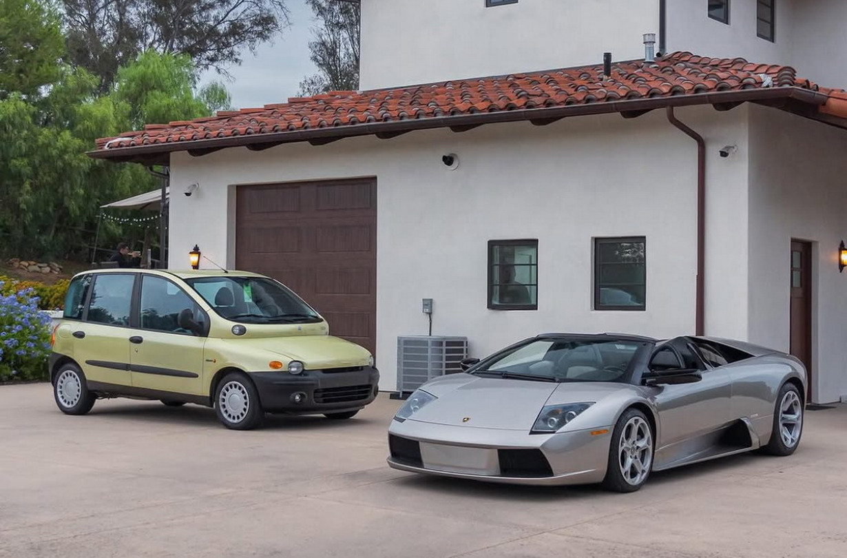 Αυτό το FIAT Multipla διαθέτει το δικό του γκαράζ δίπλα σε σούπερκαρ -ποιος θα το φανταζόταν; FIAT Multipla