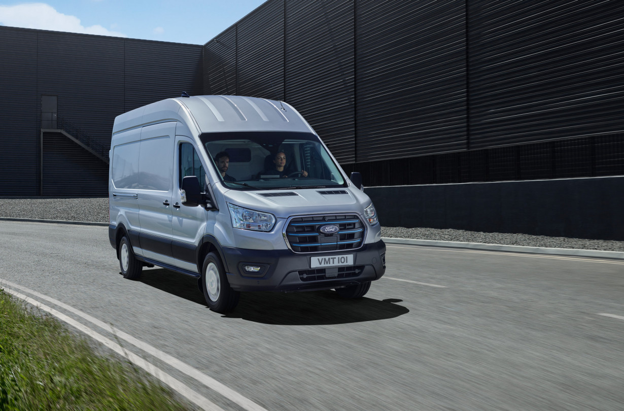 Το νέο Ford E-Transit φέρνει την ηλεκτροκίνηση στον πυρήνα των επιχειρήσεων, συνδυάζοντας κορυφαίες μεταφορικές ικανότητες με χαμηλό κόστος λειτουργίας. Ford E-Transit