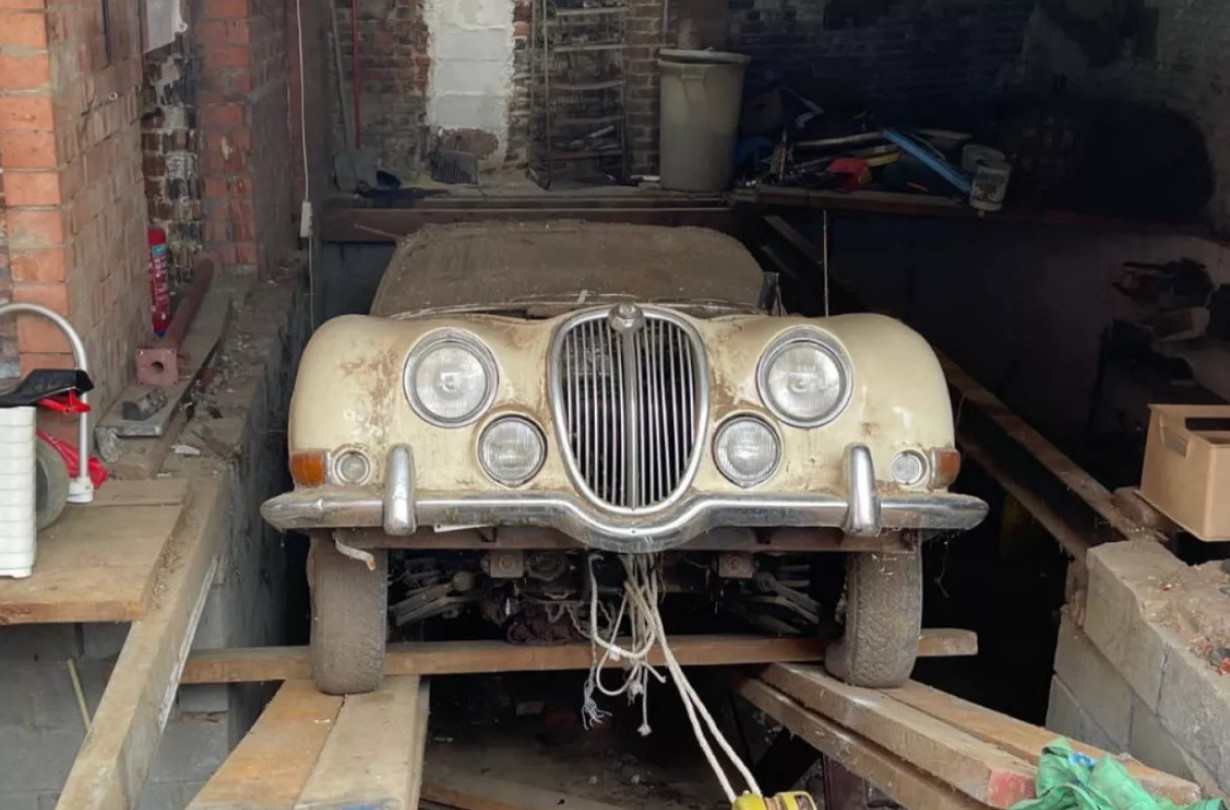 Η Jaguar S-type βρέθηκε χωρίς καπό και χωρίς τον 6κύλινδρο σε σειρά κινητήρα των 220 ίππων που την έκανε διάσημη. Jaguar S-type