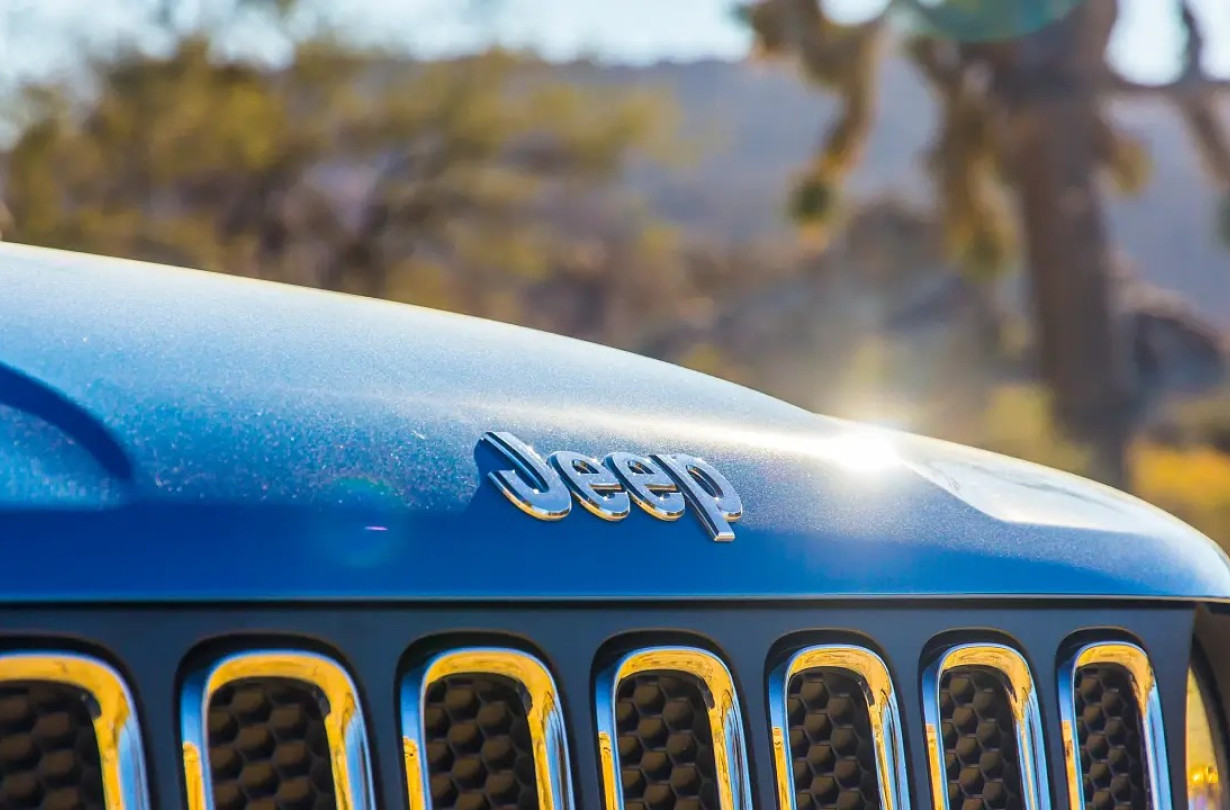 To πρώτο μοντέλο της Jeep που θα προκύψει από αυτή τη συνεργασία αναμένεται στην αγορά το πρώτο τρίμηνο του 2027 Jeep Logo