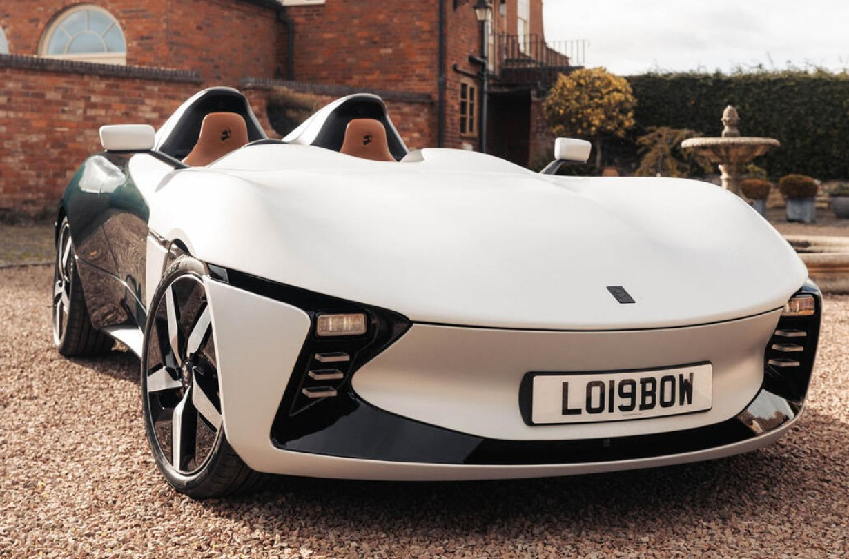 H Longbow ιδρύθηκε από δύο πρώην μηχανικούς της Tesla, τον Daniel Davy και τον Mark Tapscott. Κι ενώ το Roadster του Elon Musk ολοένα καθυστερεί, το πρώτο Longbow είναι εδώ. Longbow