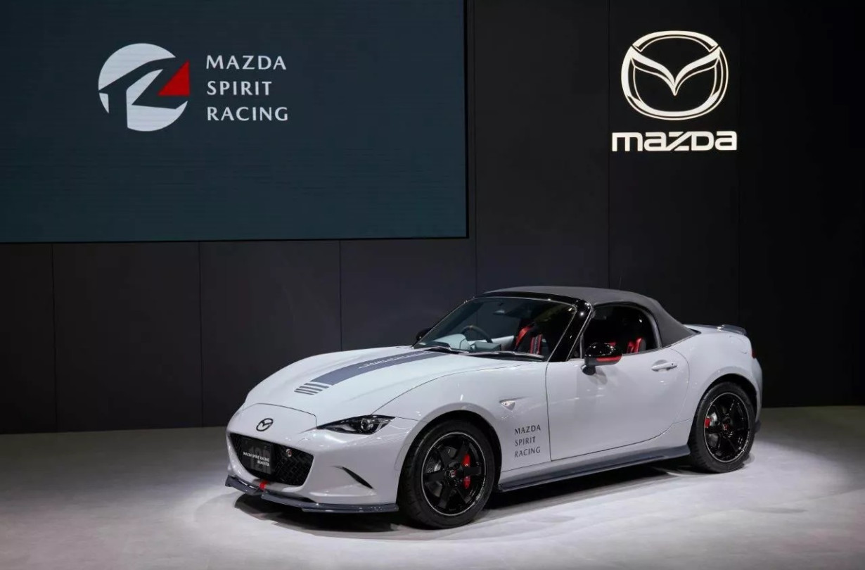 Οι αιτήσεις ξεκίνησαν στις 5 Οκτωβρίου και έκλεισαν στις 20 Οκτωβρίου. Η Mazda πιθανότατα δεν περίμενε τόσο μεγάλο ενδιαφέρον και κλήθηκε να επιλέξει μόλις 200 αγοραστές από τους 9.500+. Mazda MX-5