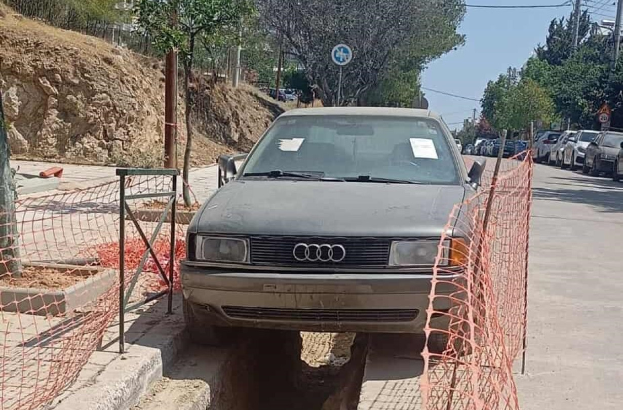 Τι να κάνουν κι οι υπάλληλοι; Έσκαψαν από κάτω. Ευκαιρία για εύκολη αλλαγή λαδιών. Audi 80