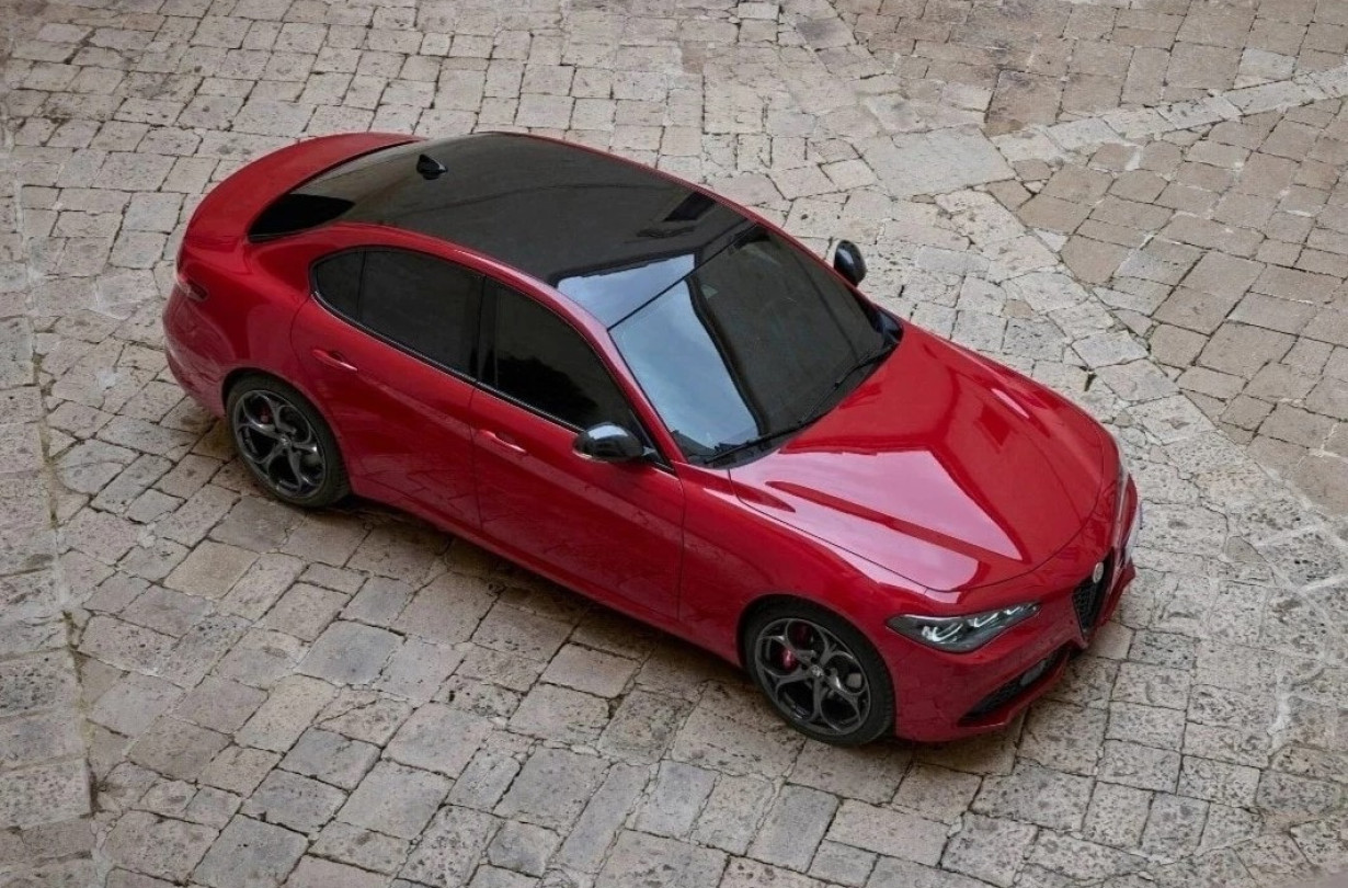 Οι επόμενης γενιάς Giulia και Stelvio σχεδιάστηκαν αρχικά ως 100% ηλεκτρικές, αλλά ο Stellantis αργότερα επέλεξε να προσθέσει και υβριδικές επιλογές, γεγονός που παρέτεινε το χρονοδιάγραμμα εξέλιξης. Alfa Romeo