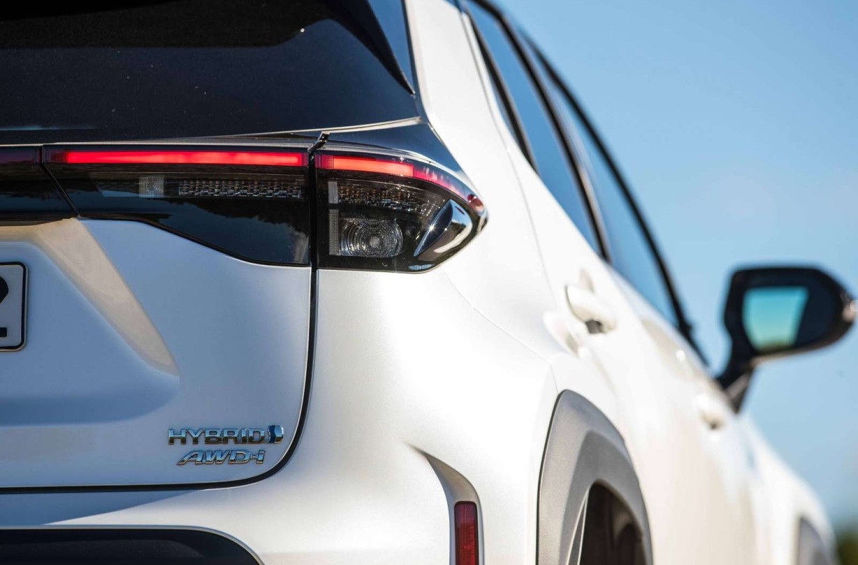 Το Toyota Yaris Cross έκανε την ανατροπή και με 5.637 ταξινομήσεις βρίσκεται στην κορυφή της αγοράς ξεπερνώντας το Peugeot 2008 που μετρά 5.326 Toyota Yaris Cross
