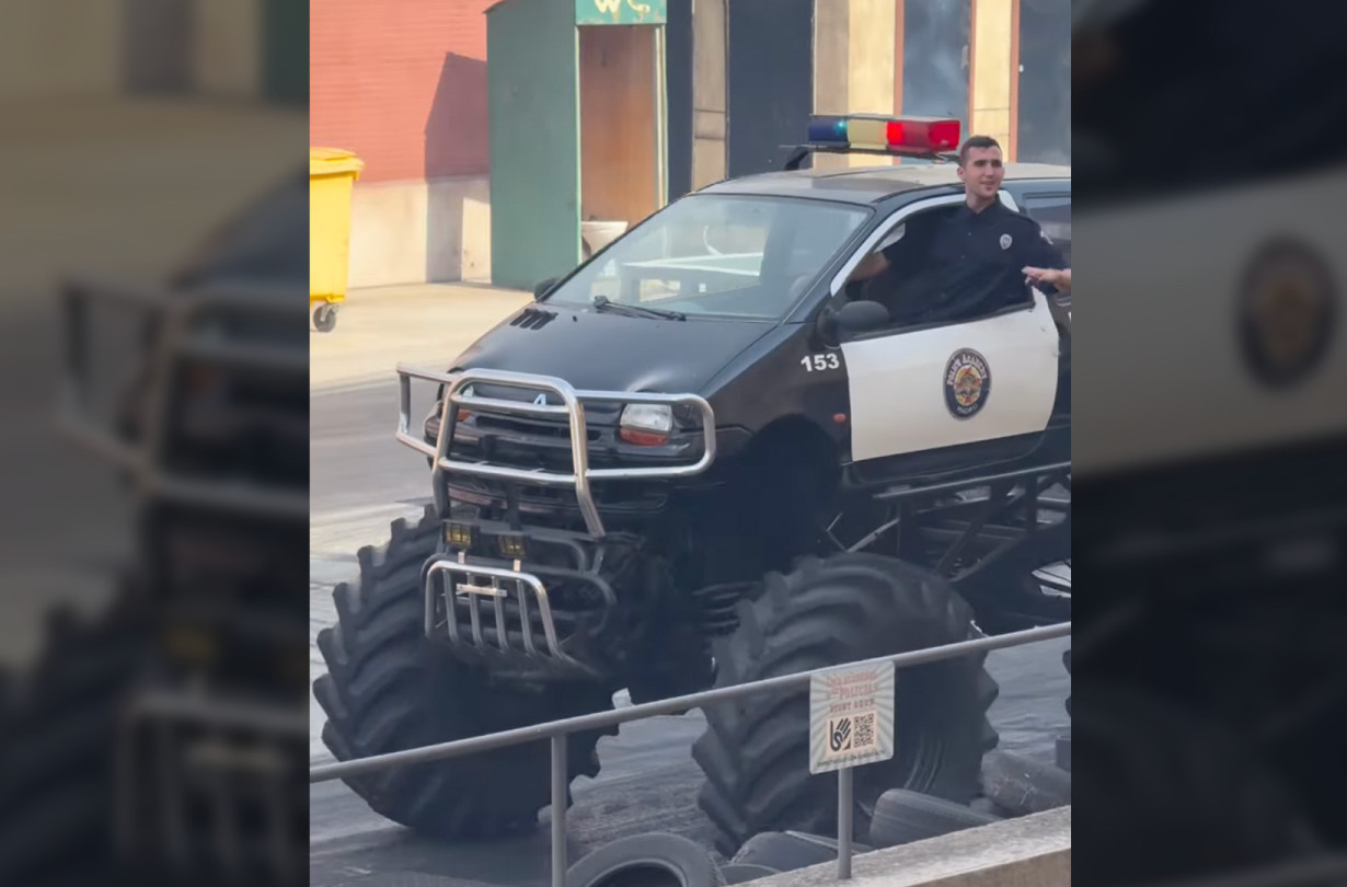 Το Twingo–monster truck αποτελεί μέρος του θεάματος στο Parque Warner Madrid, το οποίο λειτουργεί από το 2002 και αντλεί θεματολογία από τον κινηματογραφικό κόσμο της Warner Bros. Renault Twingo
