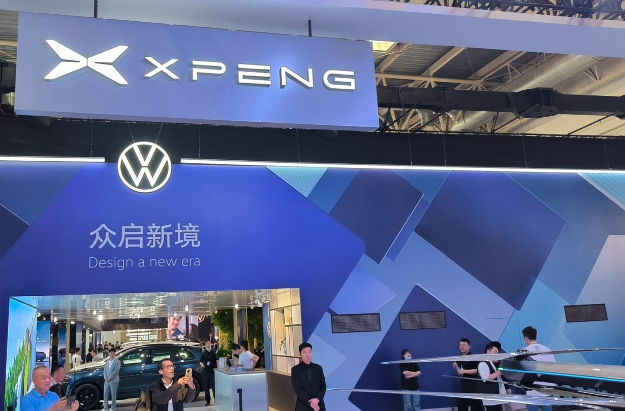 Ήδη από το 2023, η Volkswagen είχε ανακοινώσει επένδυση ύψους 700 εκατομμυρίων ευρώ στη Xpeng, αποκτώντας ποσοστό 4,99% της εταιρείας Volkswagen Xpeng