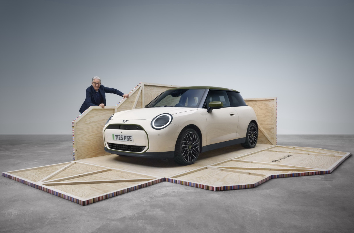 Κάθε λεπτομέρεια του MINI Cooper Paul Smith Εdition αποτυπώνει τη χαρακτηριστική βρετανική ισορροπία ανάμεσα στην απλότητα και στη φινέτσα. MINI Cooper Paul Smith Εdition