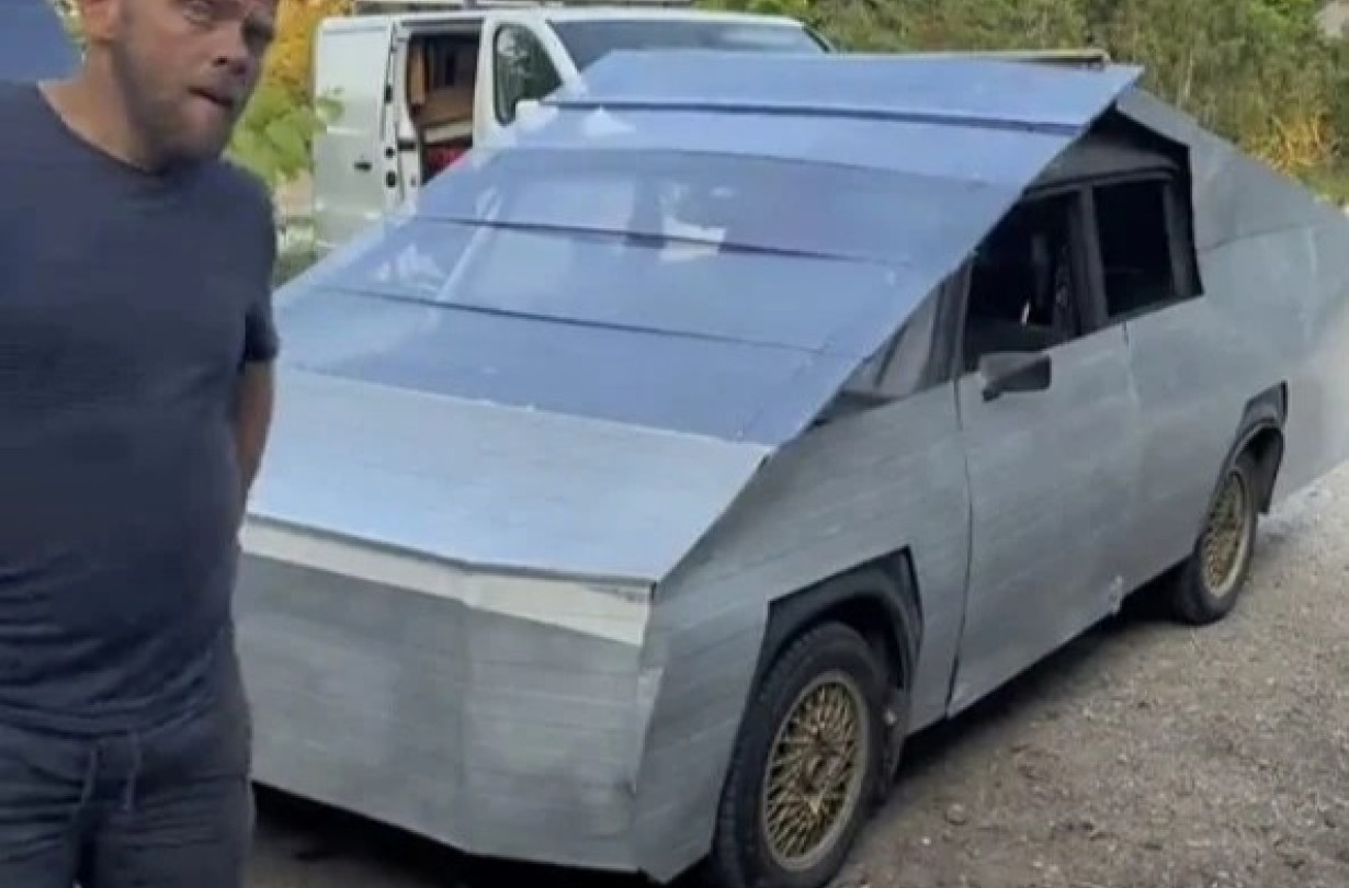 Τώρα, ένας κάτοχος παλιού Lada από την Εσθονία αποφάσισε να φτιάξει τη δική του εκδοχή, μετατρέποντάς το σε διπλοκάμπινο παρόμοιο με το φορτηγό του Elon Musk. Tesla Cybertruck