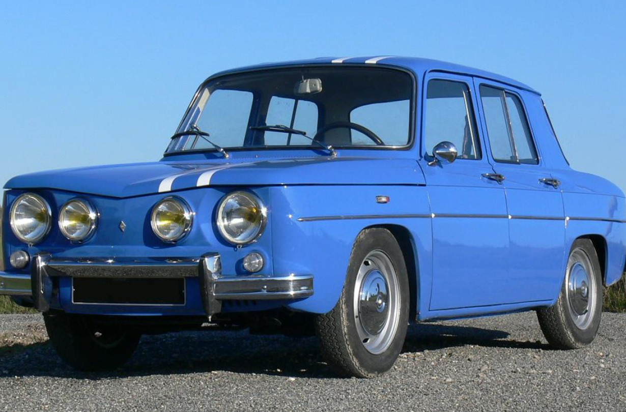 Xτυπητό χρώμα «bleu France» και δύο διαμήκεις άσπρες γραμμές, το σήμα κατατεθέν του R8 Gordini