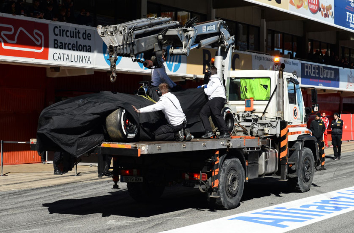 Το μονοθέσιο της McLaren-Honda μεταφέρεται στα πιτ, ύστερα από το ατύχημα του Fernado Alonso στις χειμερινές δοκιμές της Βαρκελώνης.