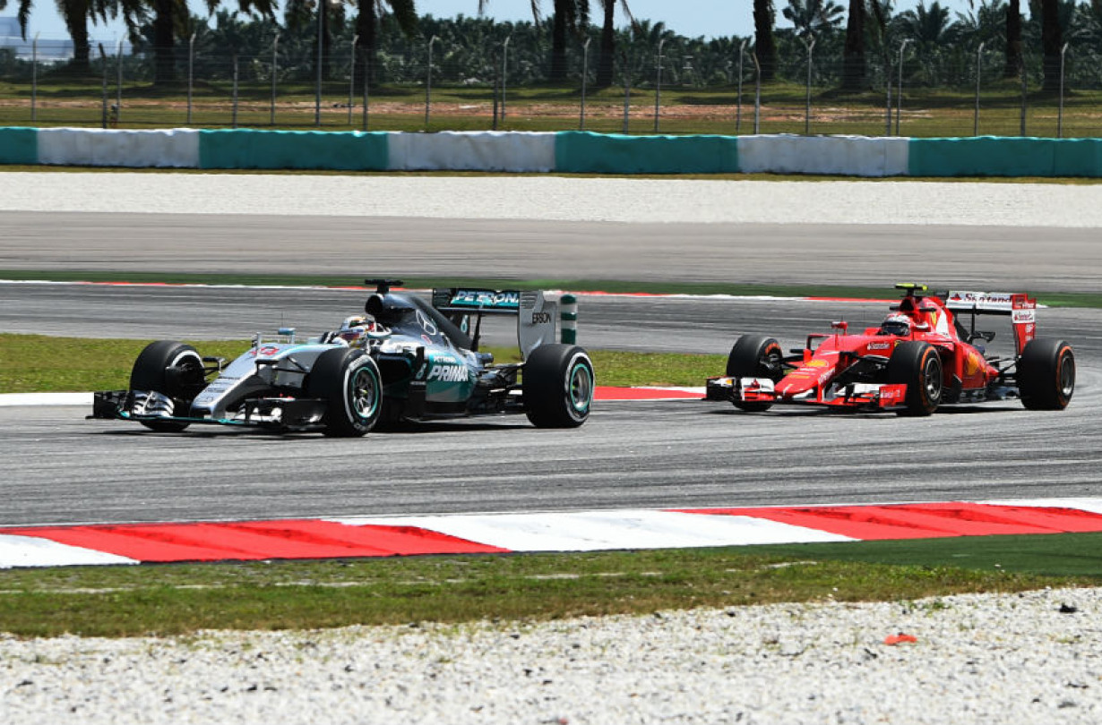 Ο Kimi Räikkönen με τη Ferrari "κολλάει" πίσω από τη Mercedes του Lewis Hamilton στην FP2 του μαλαισιανού Grand Prix