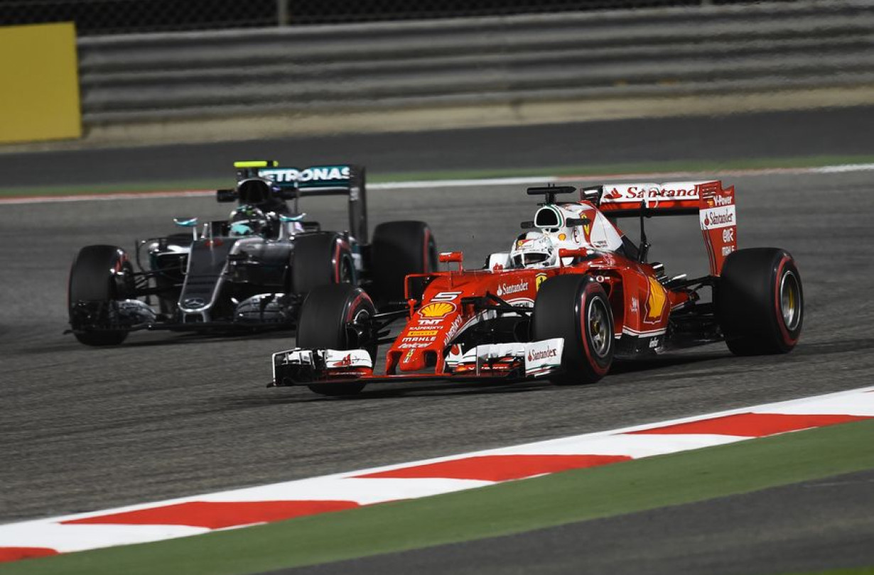 Ο Rosberg προσπερνά τη Ferrari του Vettel στην FP2 που αντιμετώπισε προβλήματα με το μονοθέσιό του.