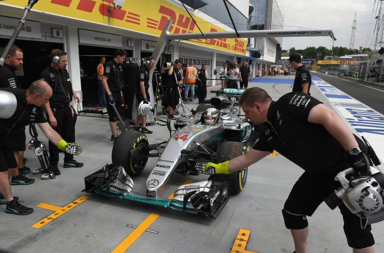 O Lewis Hamilton επιστρέφει στα πιτ ύστερα από την έξοδο που είχε στη δεύτερη σειρά των κατατακτηρίων δοκιμών στο Hungaroring για το ουγγρικό Grand Prix.