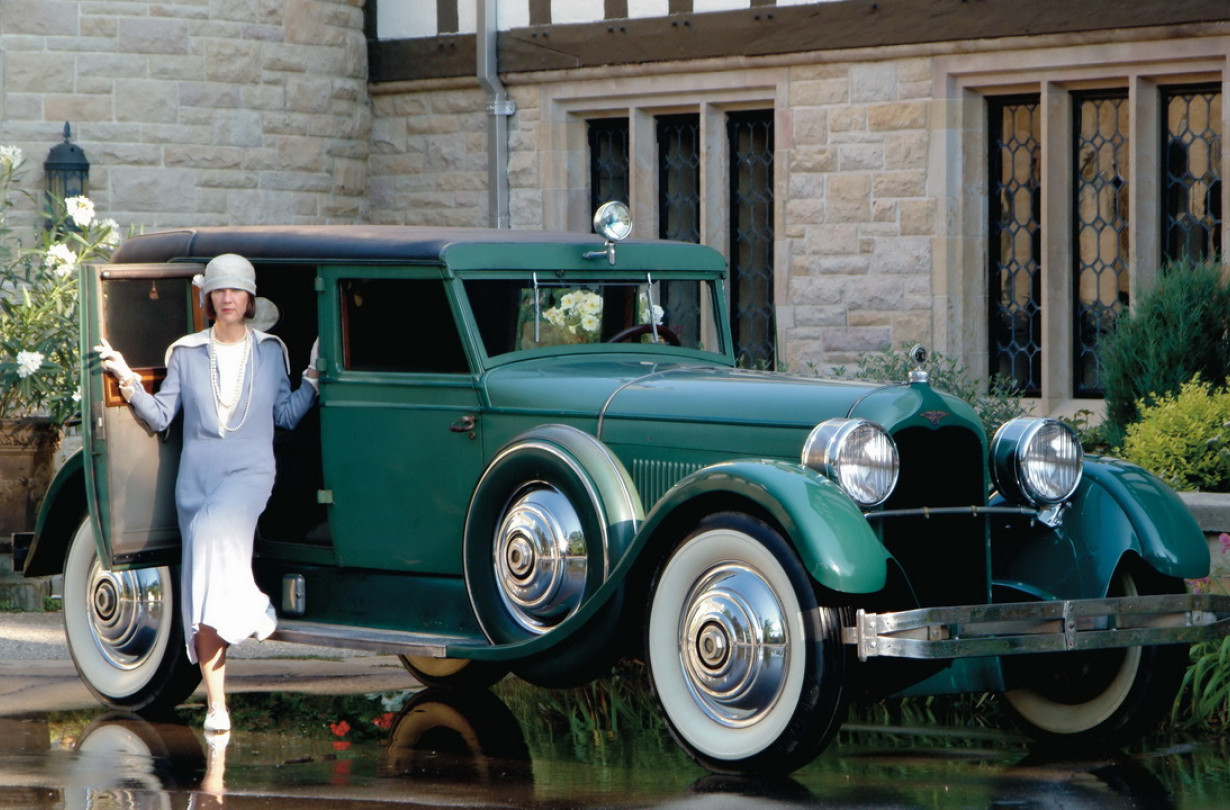 H αρχοντική 5θέσια Duesenberg Model A Sedan με τα έξι παράθυρα λανσαρίστηκε το 1926 και κόστιζε το αστρονομικό ποσό για την εποχή των $7.700. Η καροσερί φτιαχνόταν στους Millspaugh & Irish.